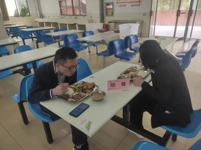 副市长张达志莅临宜兴市第二高级中学调研指导食堂工作